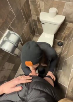 NO AGUANTARON se metieron en el baño del hotel 26