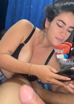 Novia de mi amigo chupandome la pija 2