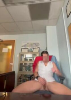 SECRETARIA es muy putita cuando esta sola en OFICINA 13